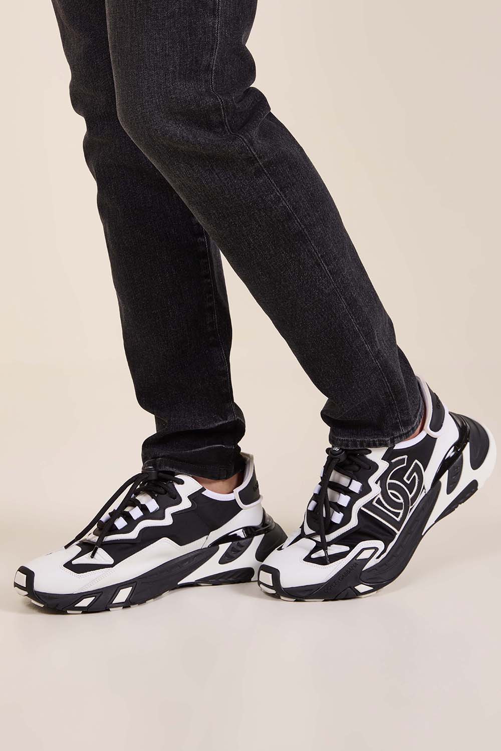 תמונת כל הלוק של נעלי סניקרס